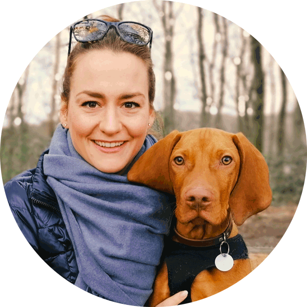 Magyar Vizsla Welpe mit seiner Besitzerin